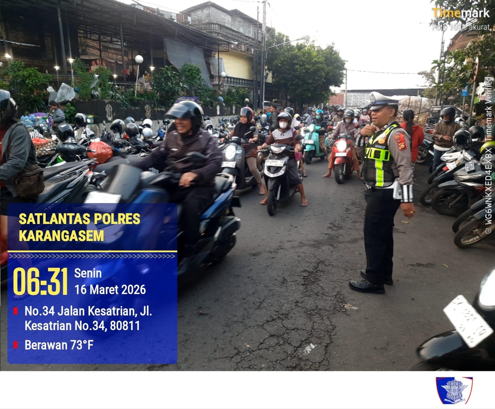 Utamakan Pejalan Kaki, Anggota Polres Karangasem Laksanakan Tugas Menyebrangkan Pejalan Kaki di Pasar Kesatriaan Amlapura