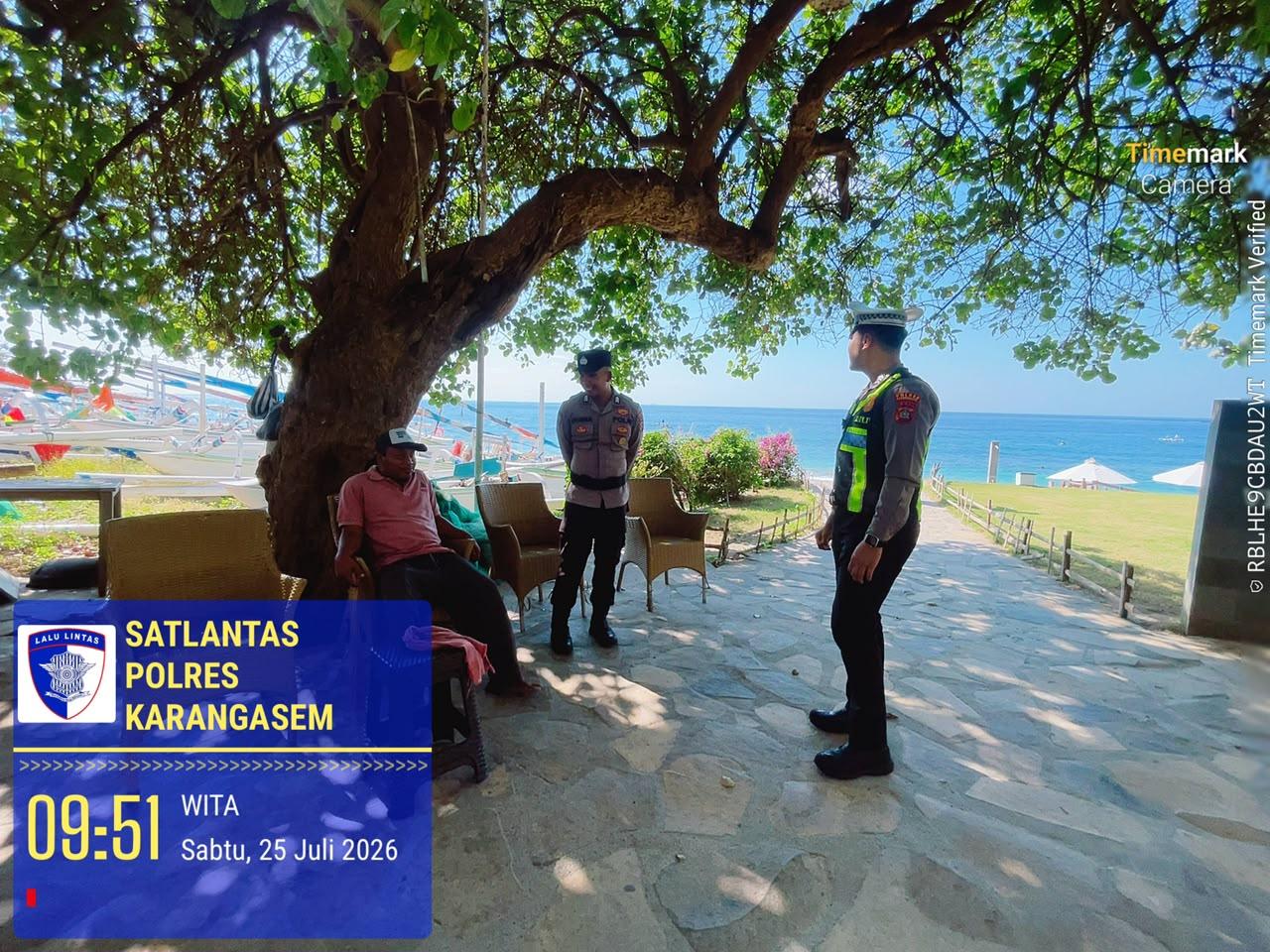 Personel Satlantas Polres Karangasem Melaksanakan Kegiatan Pengamanan Dan Pengaturan Arus Lalu Lintas di Kawasan Obyek Wisata Pantai Virgin  