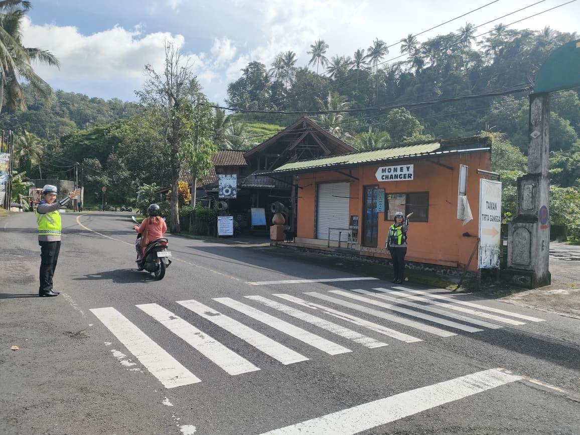 Sat Lantas Melaksanakan Pengamanan di Obyek Wisata Tirtagangga