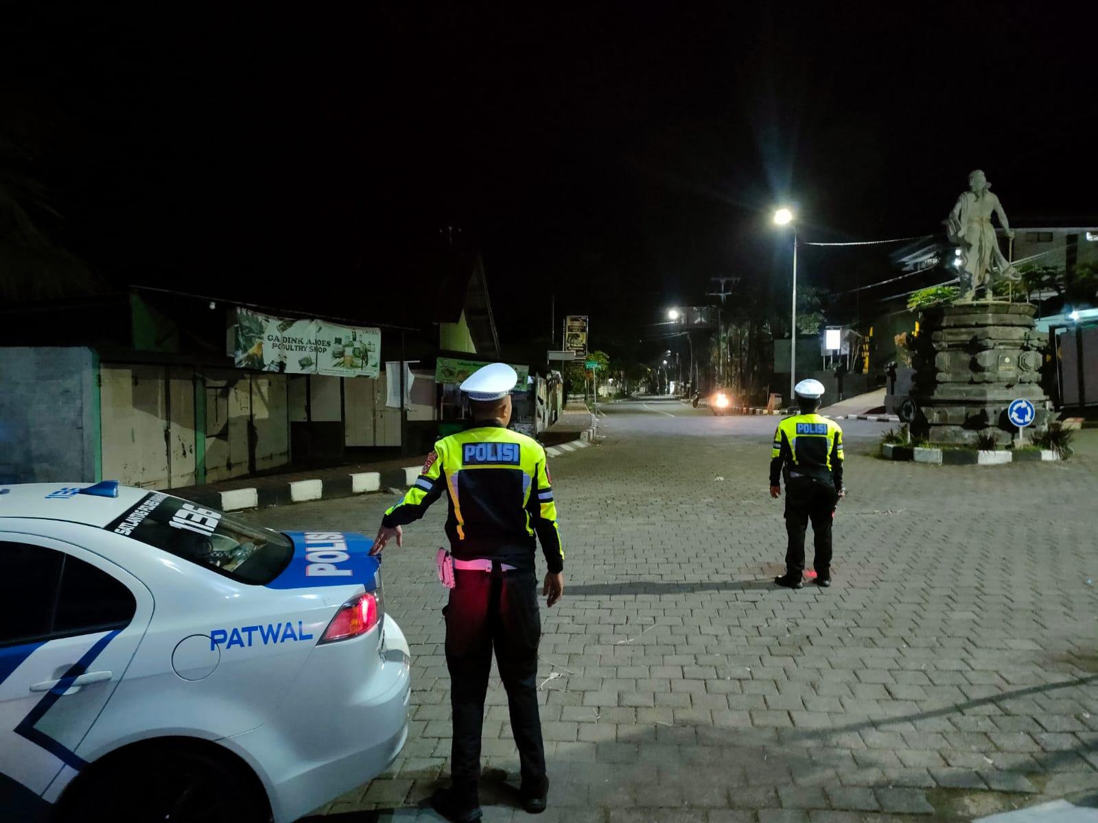 Sat Lantas Polres Karangasem Laksanakan Pengaturan Pada Malam Hari