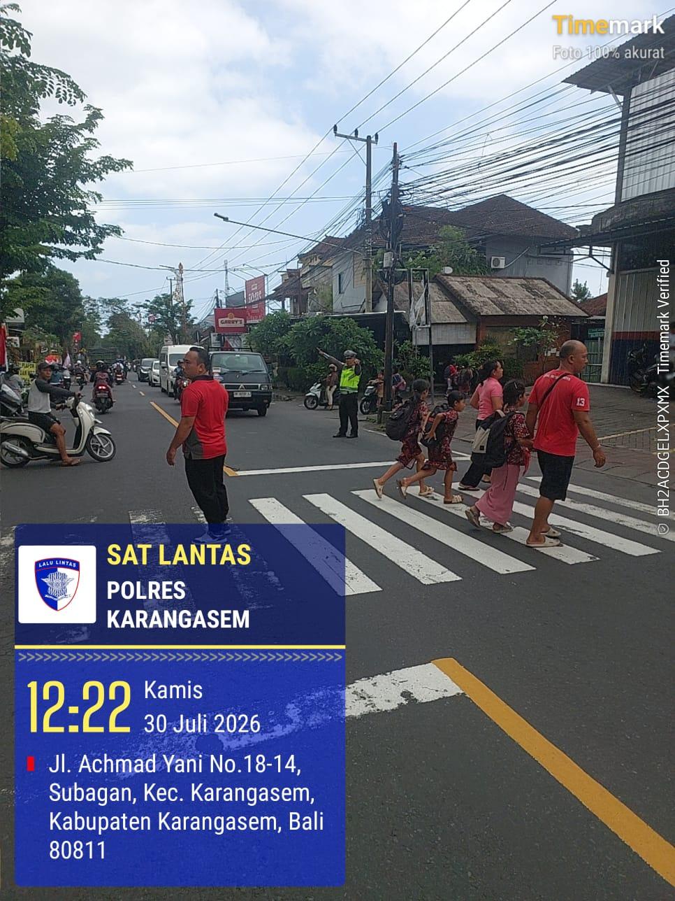 Anggota Lantas Polres Karangasem Laksanakan Penyebrangan Pelajar SD Negeri 4 Subagan
