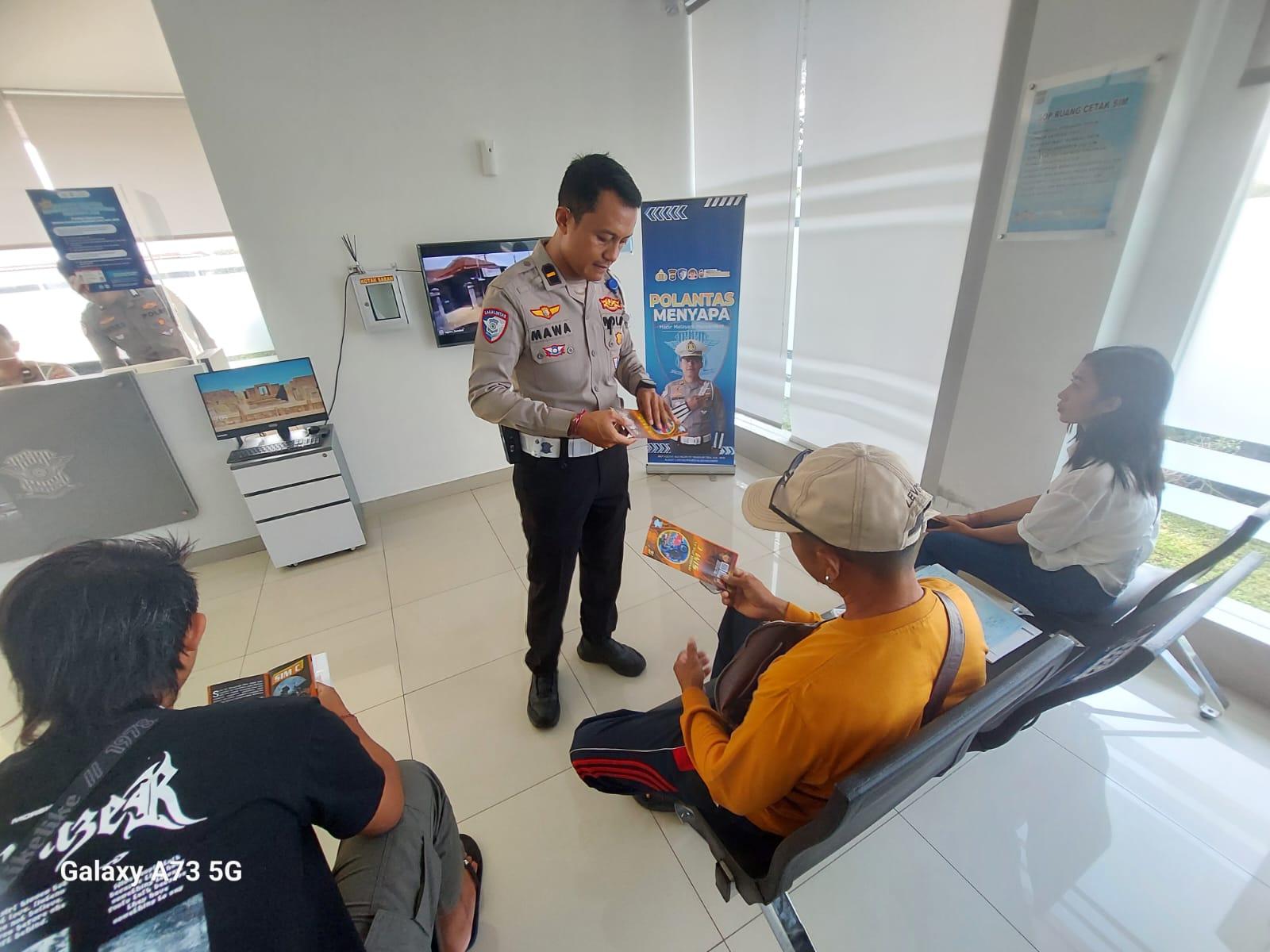 Kanit Regident Polres Karangasem Memberikan Sosialisasi Leafleat Tentang Penggolongan SIM C