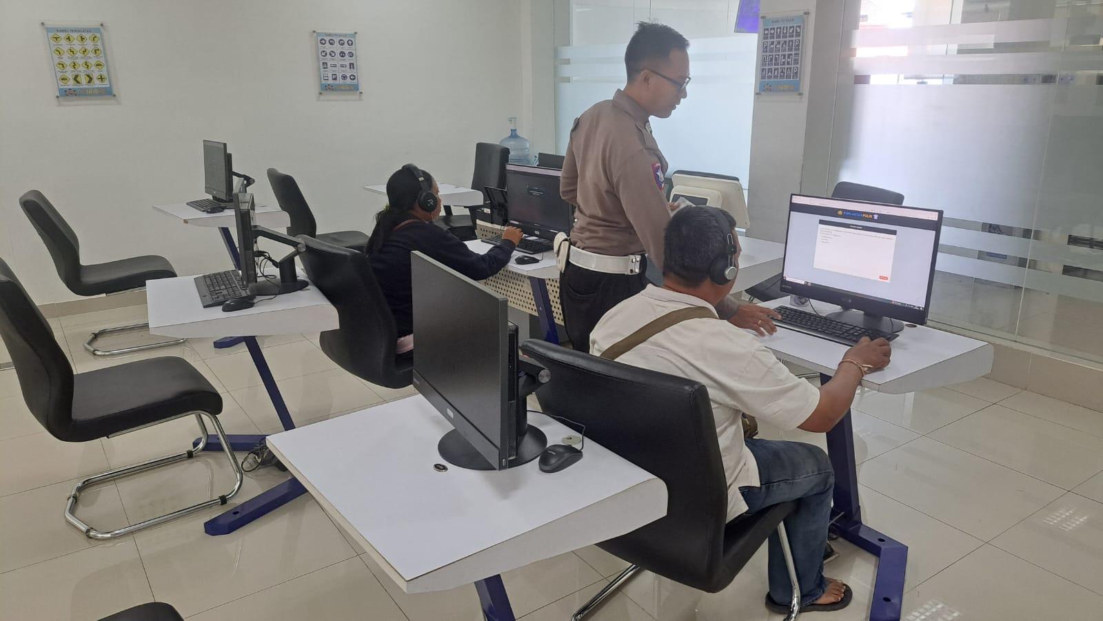 Personil Lantas Laksanakan Teori Avis Komputerisasi Bagi Pemohon SIM Baru