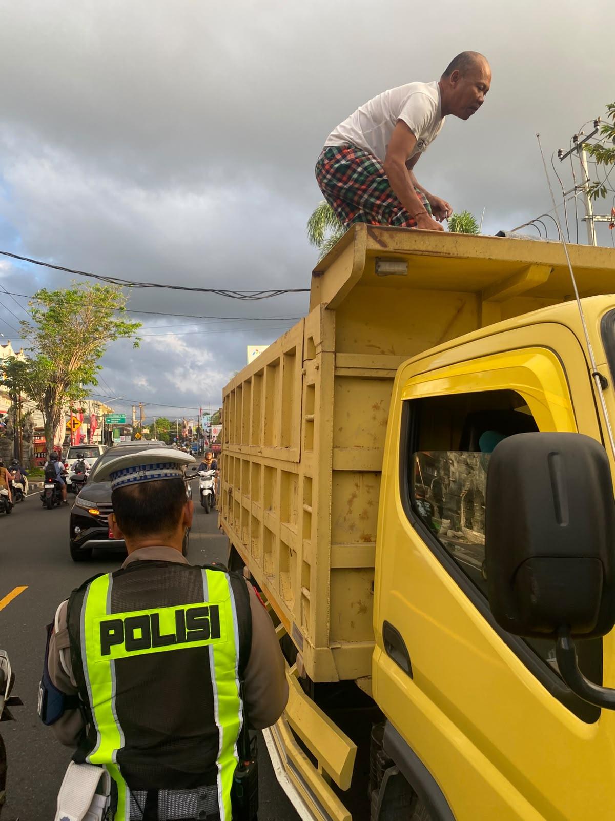 Atensi Para Sopir Truk, Satlantas Polres Karangasem Himbau Penggunaan Terpal 
