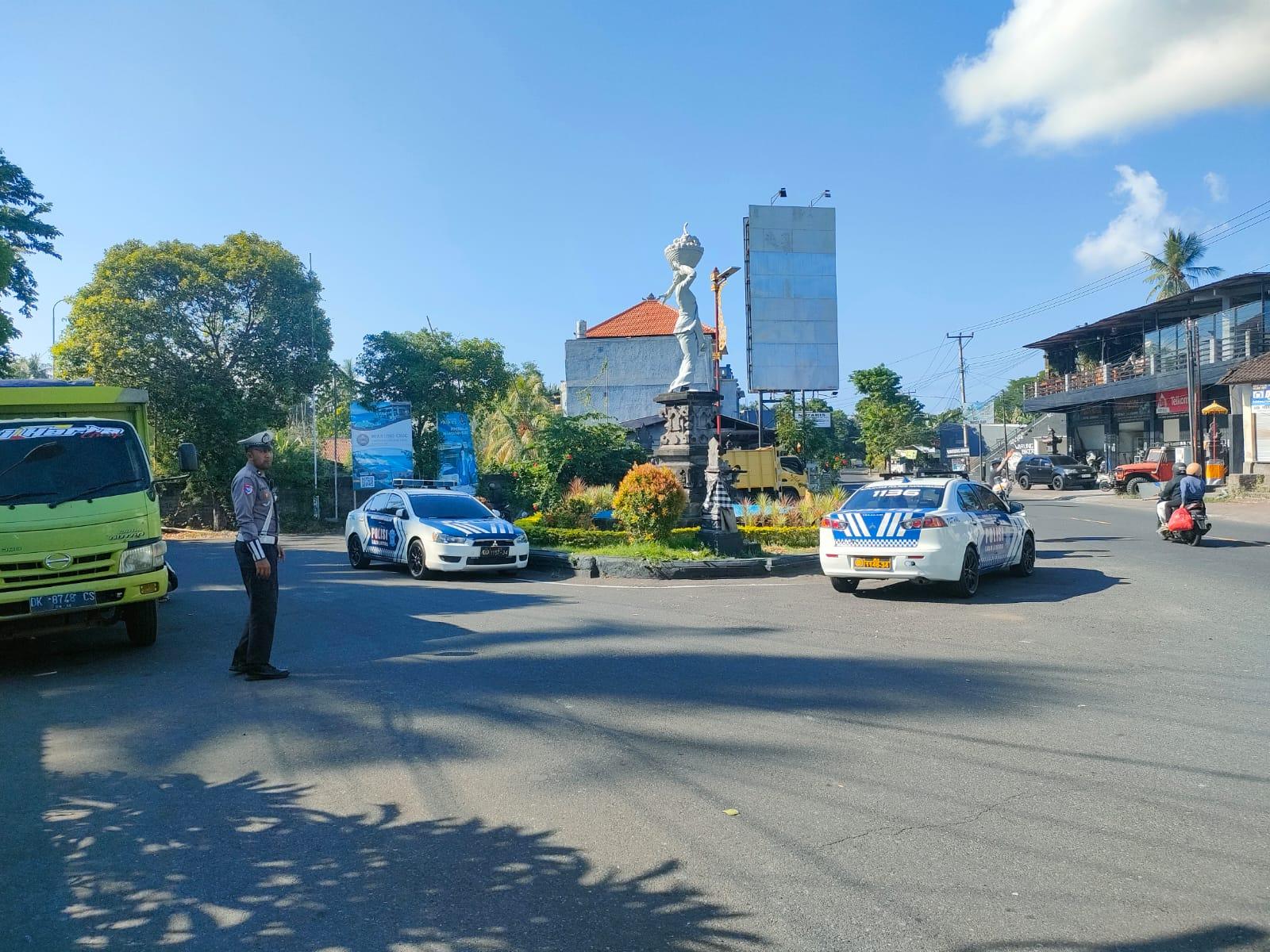 Unit Turjawali Sat Lantas melaksanakan Pengaturan dan Penjagaan di Pos 3 Patung Salak Jasri