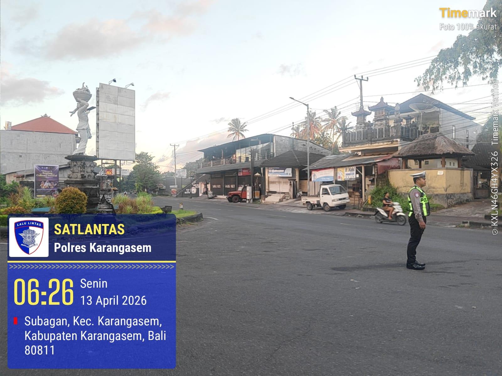 Unit Turjawali Sat Lantas melaksanakan Pengaturan dan Penjagaan di Pos 3 Patung Salak Jasri