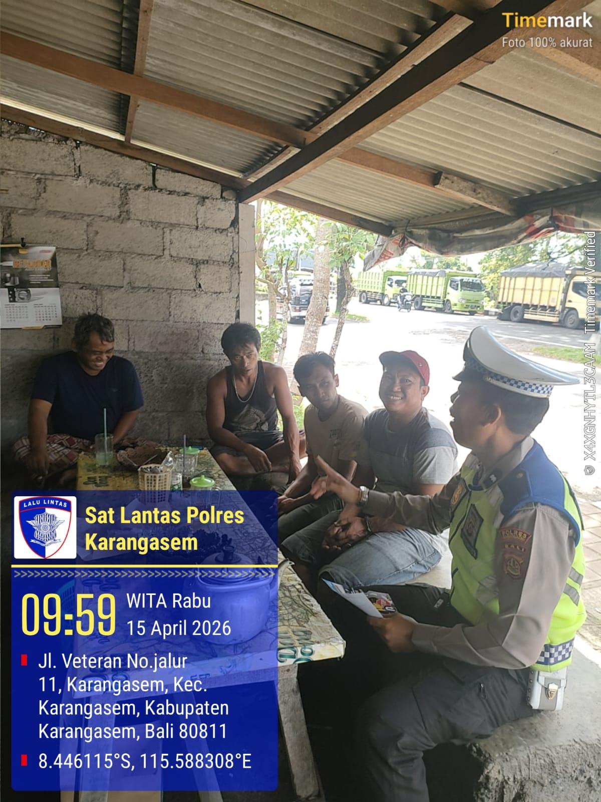 Personel lantas memberikan himbauan dan Pembagian Brosur Kamseltibcarlantas