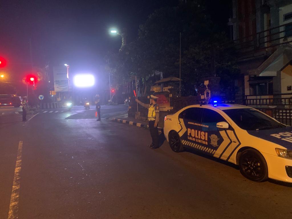  Satuan Lalulintas Polres Karangasem Melaksanakan Pengaturan Lalulintas Pada Malam hari
