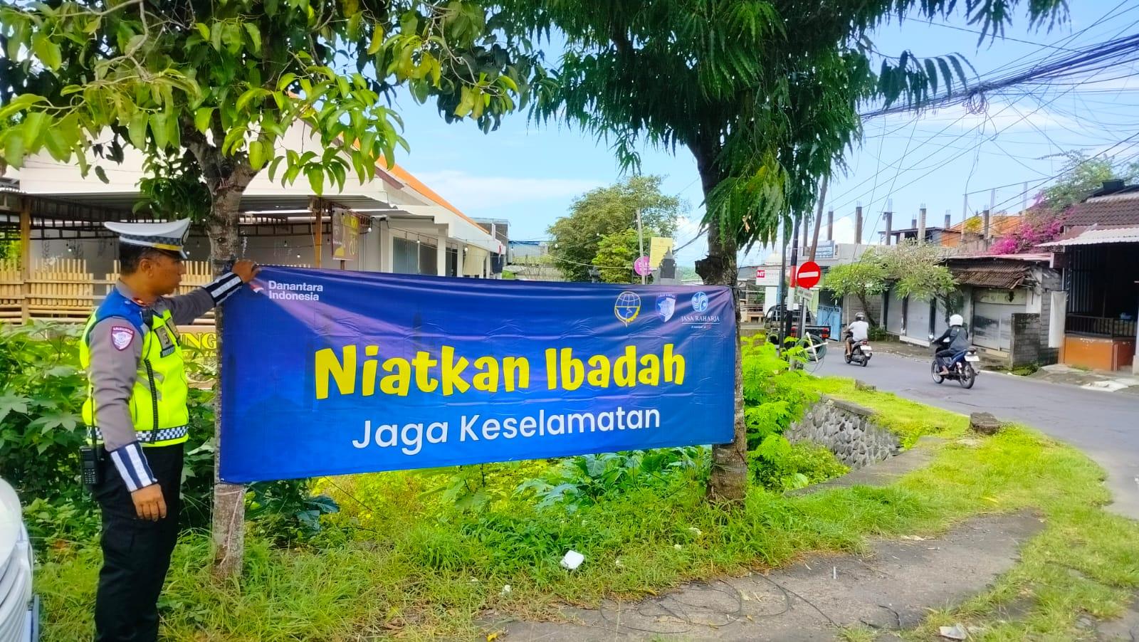 Sat Lantas Pasang Sapnduk Ops Ketupat Agung 2026 dalam rangka hari raya Idul Fitri 1447 H dan Hari Raya Nyepi Tahun Baru Caka 1948 di Daerah Hukum Polres Karangasem