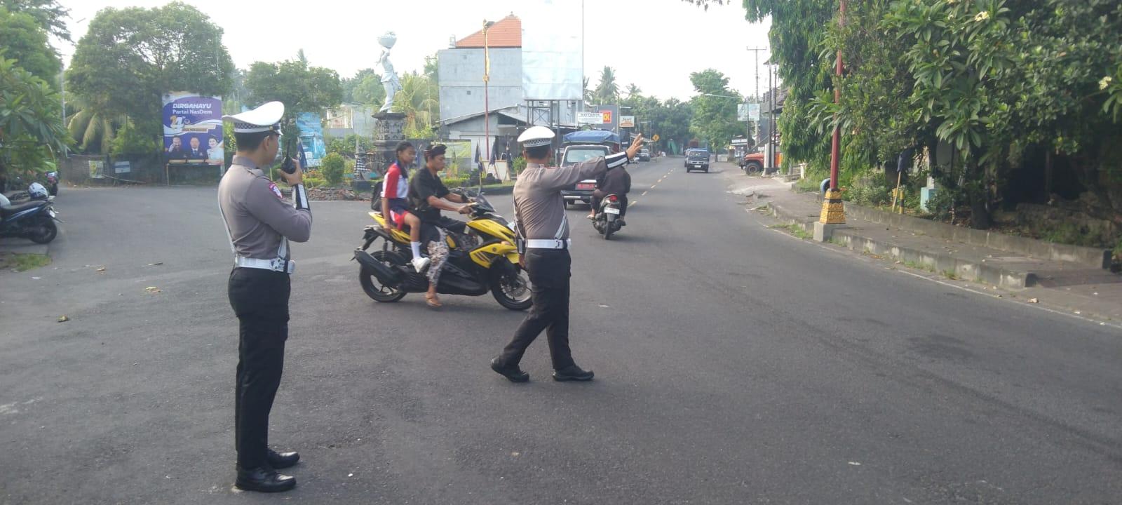 Unit Turjawali Sat Lantas melaksanakan Pengaturan dan Penjagaan di Pos 3 Patung Salak Jasri