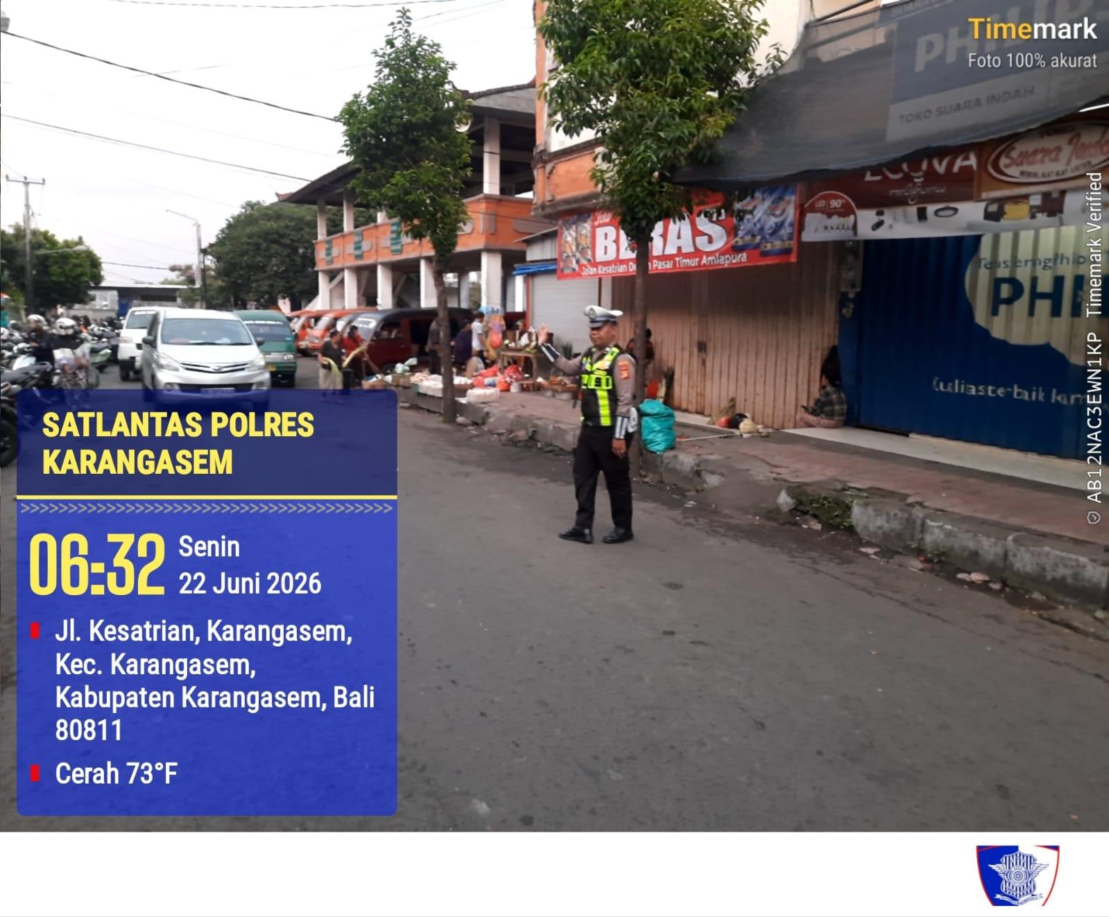 Pasar Timur Amlapura terpantau Landai Lancar dengan adanya Sat Lantas Polres Karangasem