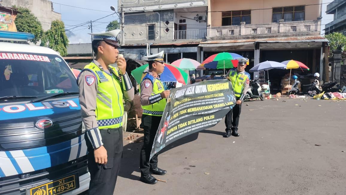 Hari ke 10 Ops Keselamatan Agung 2026, Satlantas Polres Karangasem Bentangkan Spanduk keselamatan Berlalulintas