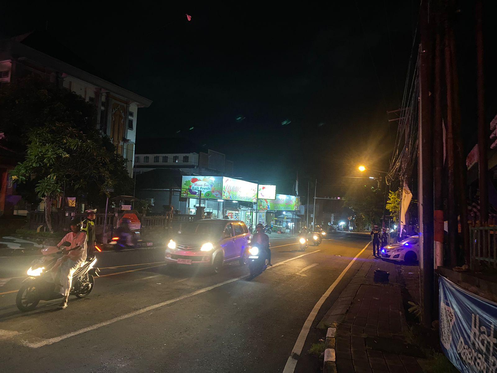 Satuan Lalulintas Polres Karangasem Melaksanakan Pengaturan Lalulintas Pada Malam hari