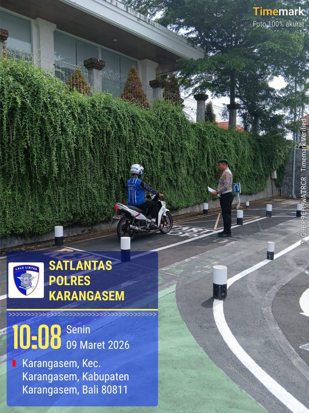 Pastikan Kelayakan dan Keselamatan Berkendara, Pemohon SIM Baru Jalani Uji Praktek di Polres Karangasem