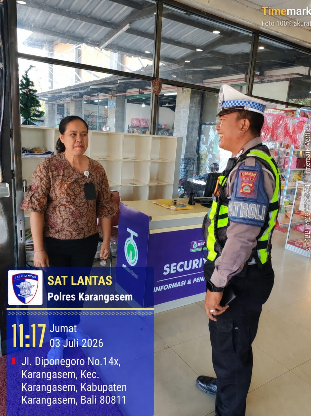 Kegiatan Rutin yang ditingktkan Satlantas Polres Karangasem laksanakan patrol di areal Pertokoan