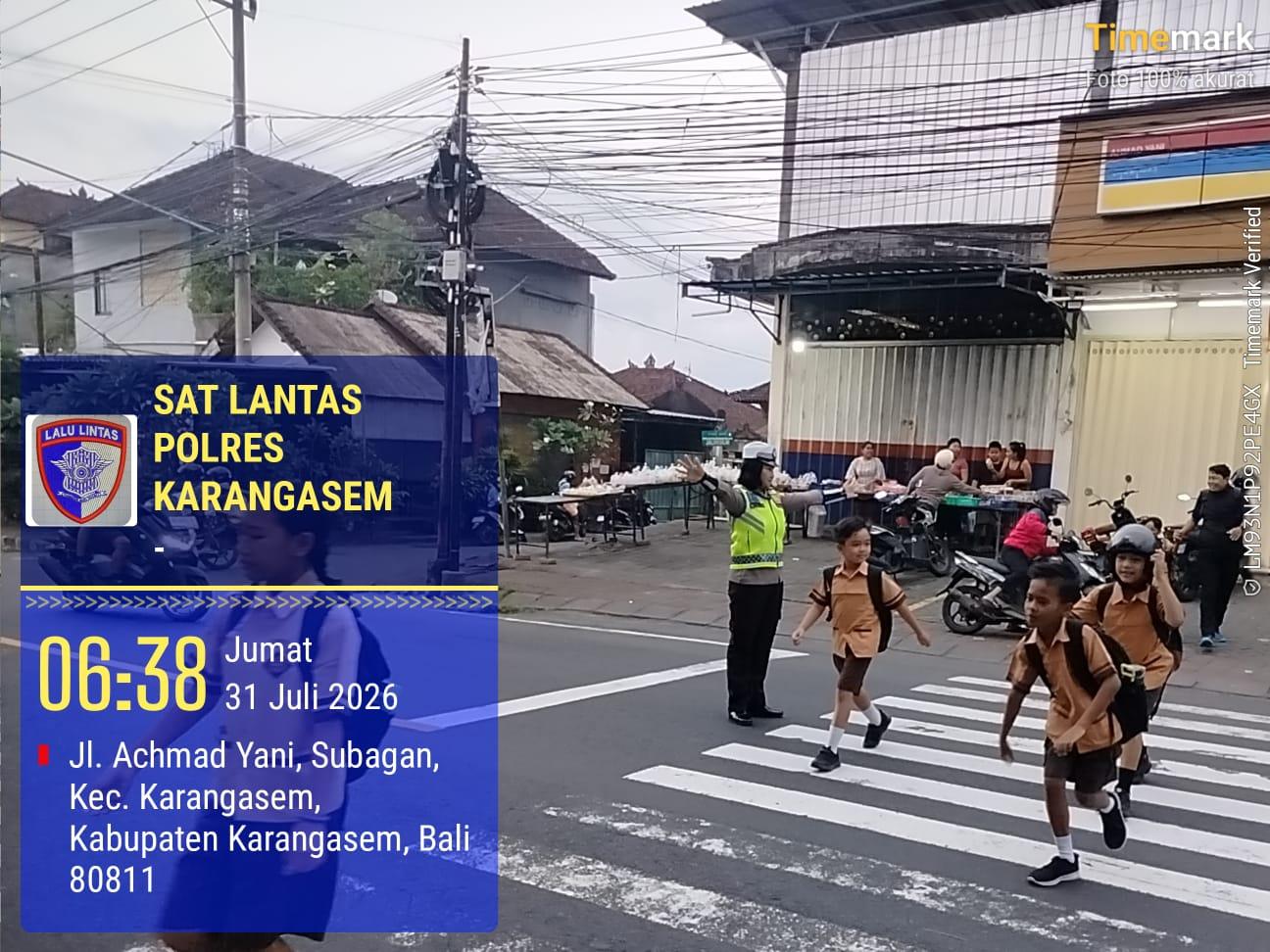 Cegah Kecelakaan Anak Sekolah Personil Lantas Laksanakan Penyebrangan di SD Negeri 1 Subagan
