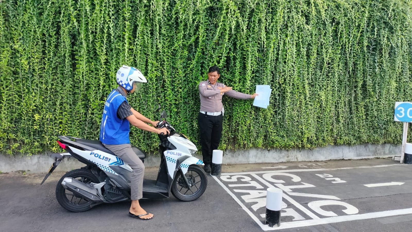 Pastikan Kelayakan dan Keselamatan Berkendara, Pemohon SIM Baru Jalani Uji Praktek di Polres Karangasem