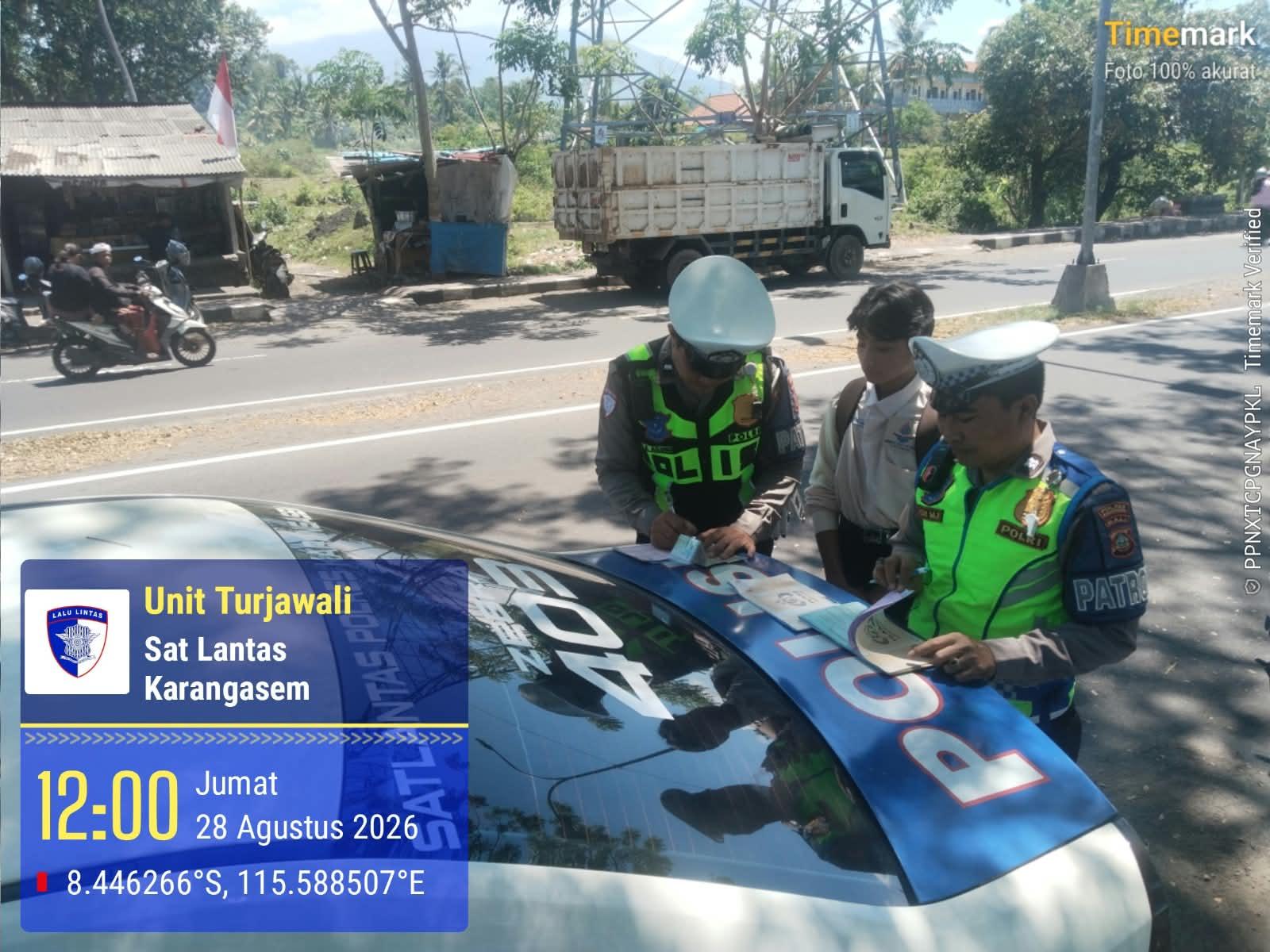 Tindak Tegas Pengendara Tanpa Helm, Unit Turjawali Berikan Tilang Manual