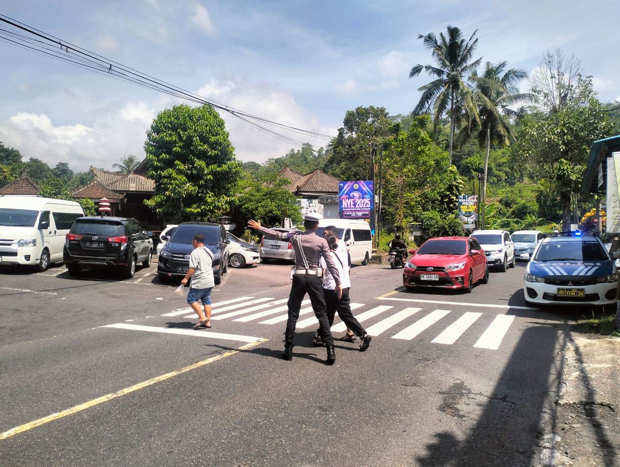 Sat Lantas Melaksanakan Pengamanan di Obyek Wisata Tirtagangga