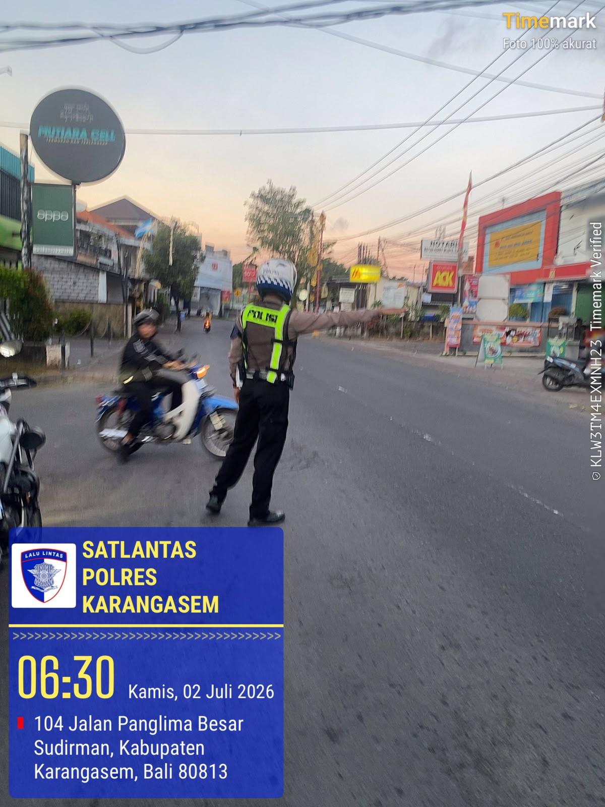 Anggota Lantas Polres Karangasem Laksanakan Gatur Pagi di Simpang Tiga BTN Taman Asri Karangasem