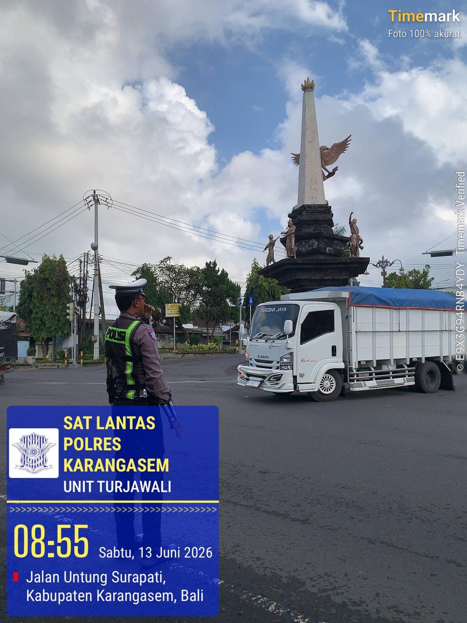 Personil Lantas Melaksanakan Penjagaaan Dan Pengaturan di Ktl 2
