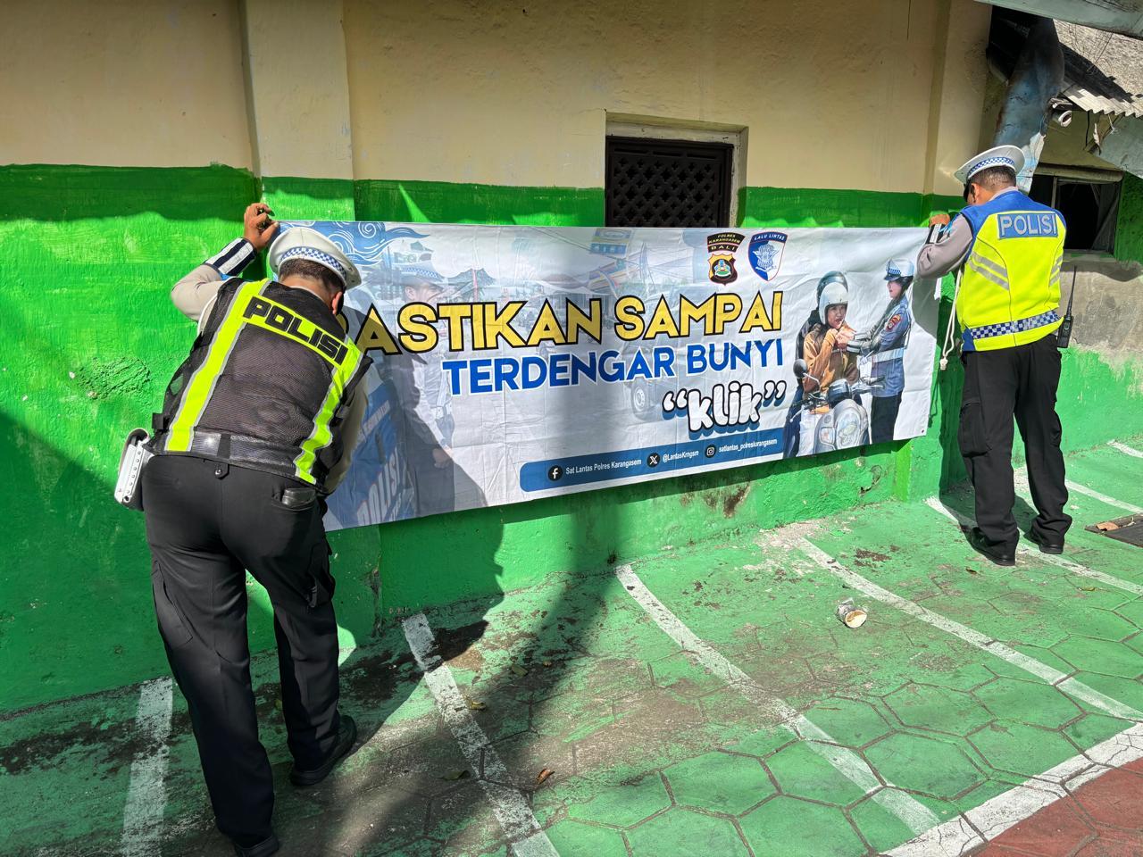 Hari ke 5 Ops Keselamatan Agung 2026, Satlantas Polres Karangasem Bentangkan Spanduk keselamatan Berlalulintas