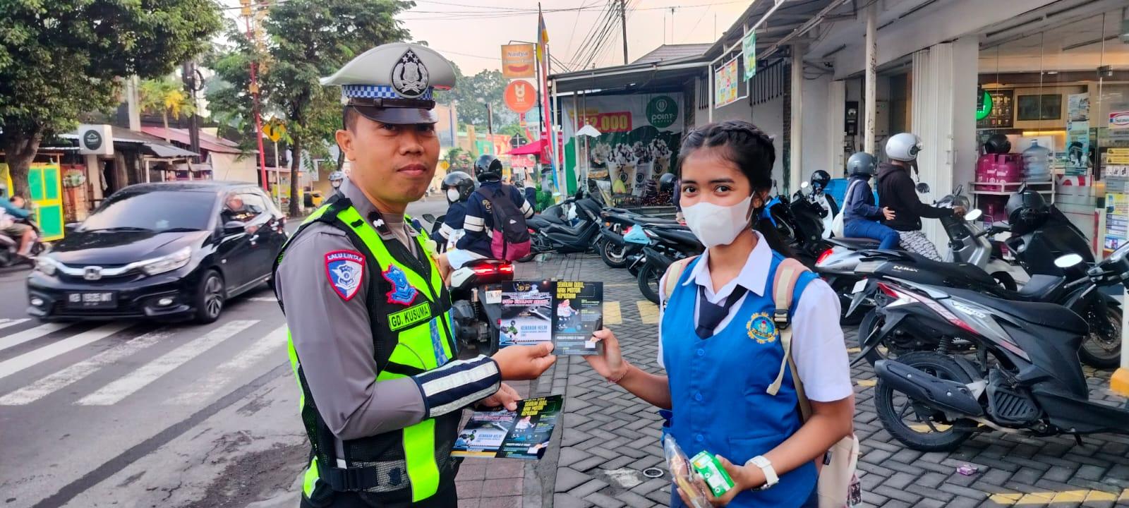 Operasi Cipkon Agung 2026 Menjelang rangkaian Hari Raya Nyepi Tahun Saka 1948 dan Idul Fitri 1447 H, Satlantas Polres Karangasem Bagikan Brosur keselamatan Berlalulintas