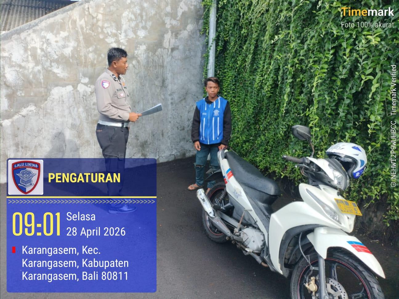 Personil Lantas Langsung Arahkan Dan Awasi Pelaksanaan Praktek Uji Kemahiran Mengemudi Bagi Pemohon SIM Baru