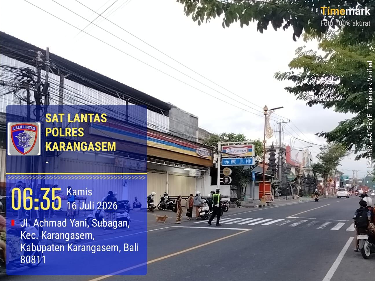 Anggota Lantas Polres Karangasem Laksanakan Penyebrangan Pelajar SD Negeri 4 Subagan