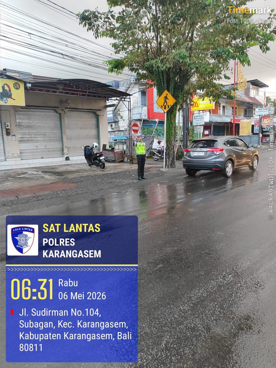 Pelayanan Prima Personil Lantas Dengan Melaksanakan Gatur Pagi Di Depan MAN Amlapura