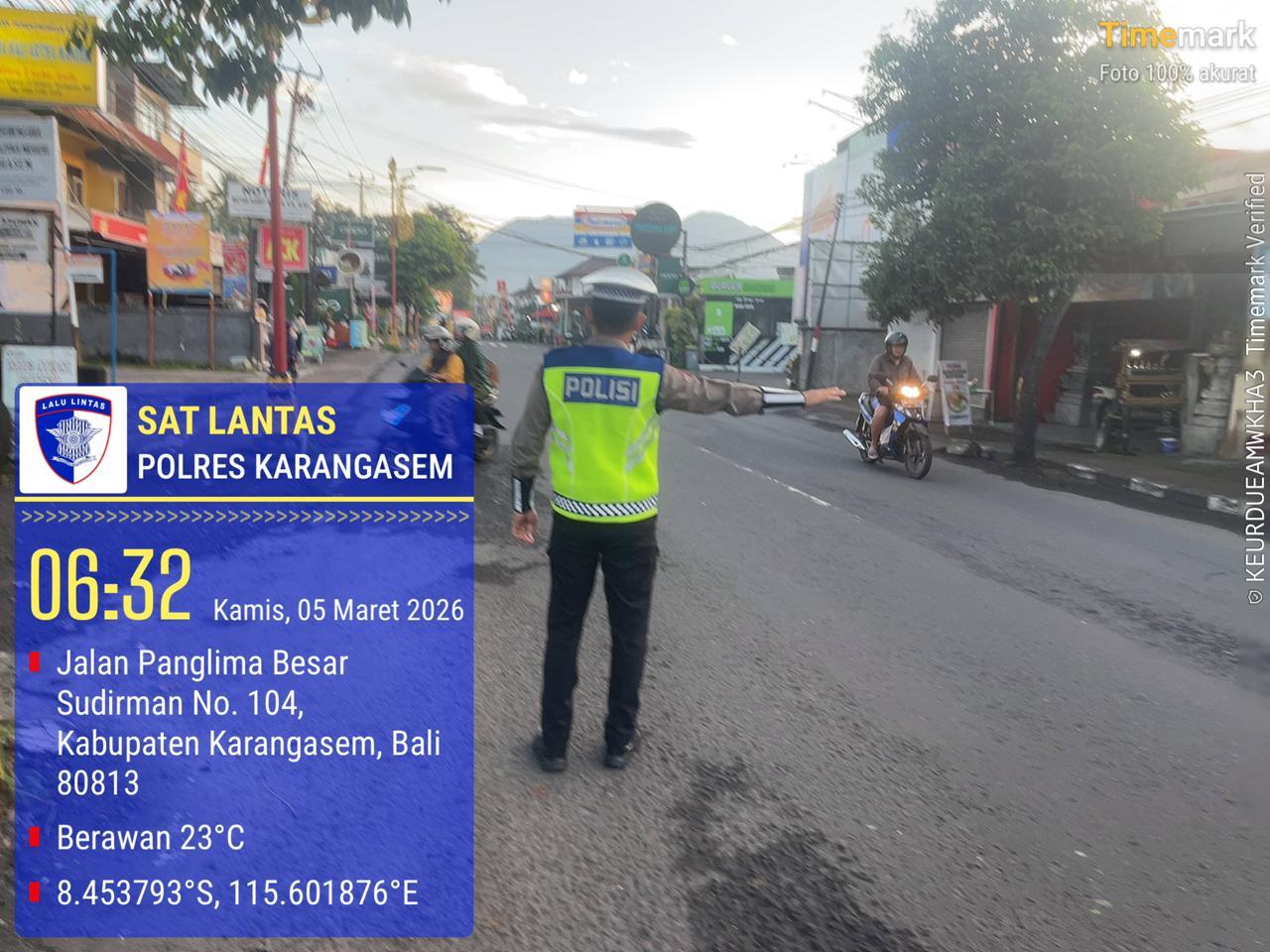 Pelayanan Prima Personil Lantas Dengan Melaksanakan Gatur Pagi Di Depan MAN Amlapura