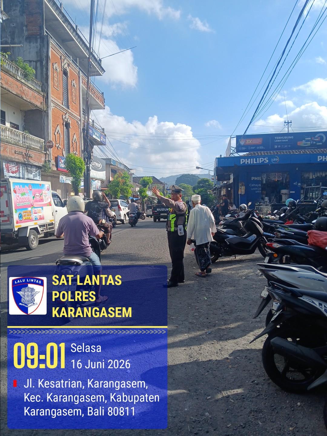 Hindari Kemacetan di Hari Raya Penampahan, Satlantas Polres Karangasem Terjunkan Personel di Pasar Barat Amlapura