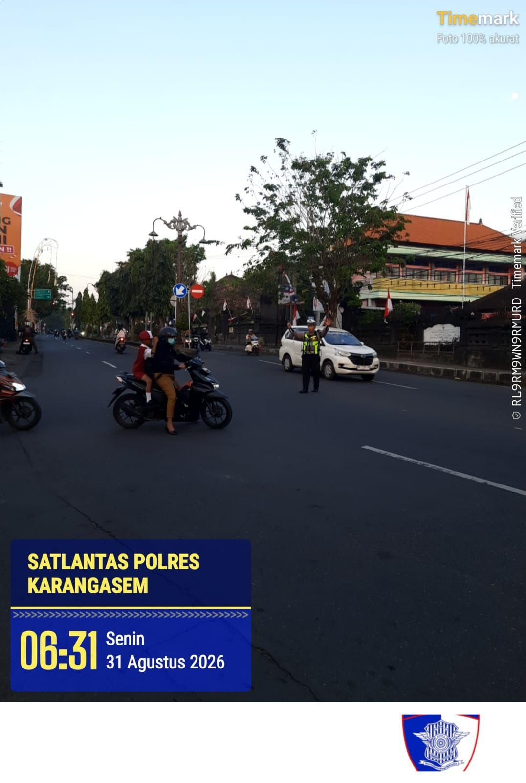 Personel Sat Lantas Polres Karangasem mengintensifkan penjagaan dan pengaturan arus lalu lintas di Simpang 3 Pesagi