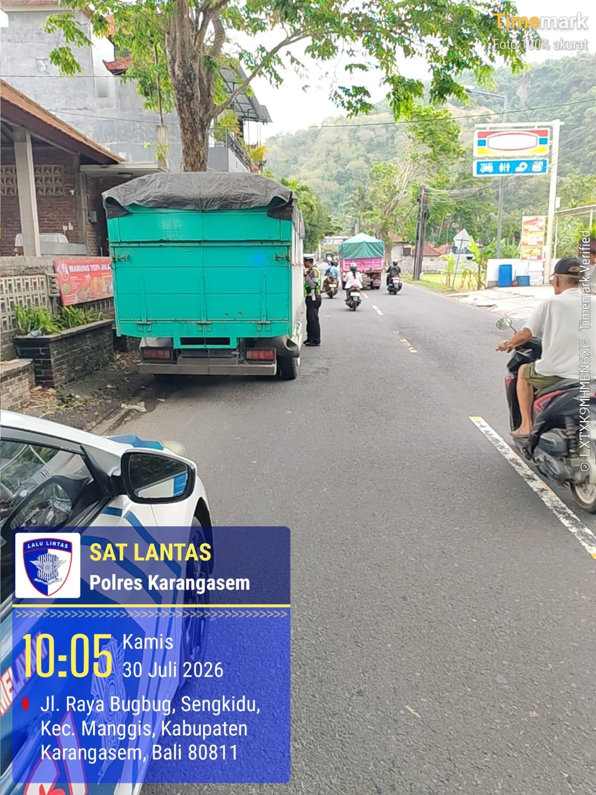 Clearkan Jalur Candidasa, Satlantas Polres Karangasem Berikan Himbauan Parkir Truk di Sepanjang Jalur Obyek Wisata