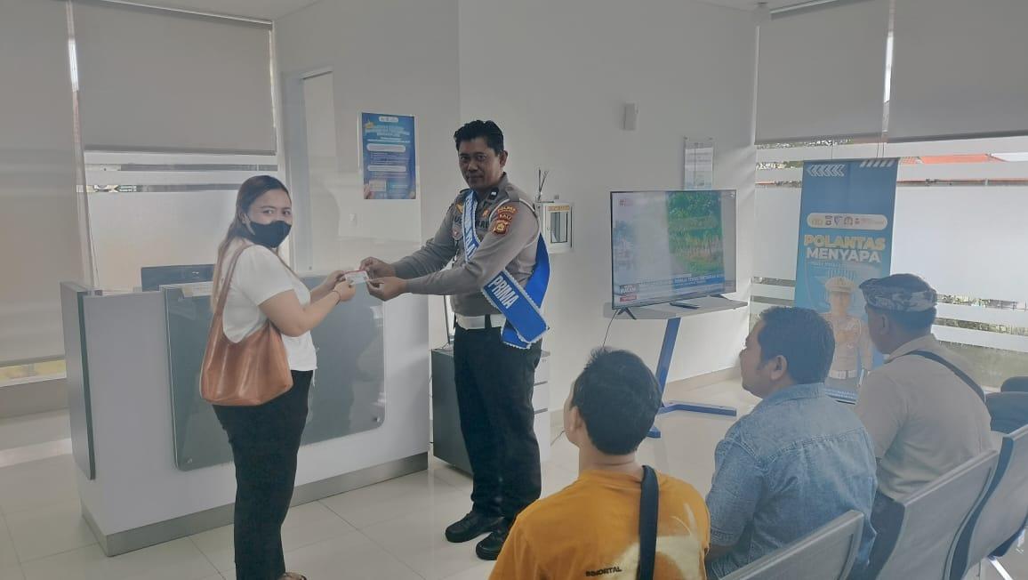 Penyerahan SIM terhadap pemohon SIM di Satpas Polres Karangasem