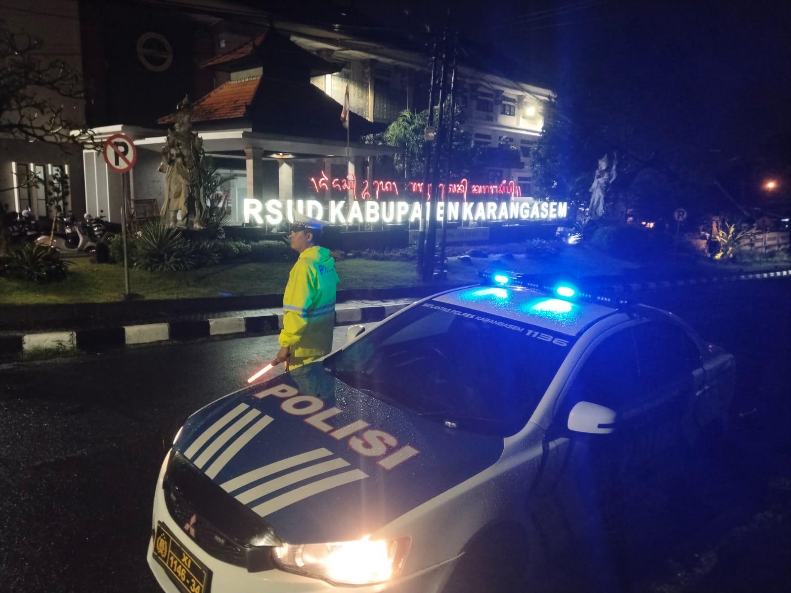 Sat Lantas Polres Karangasem Laksanakan Pengaturan Pada Malam Hari