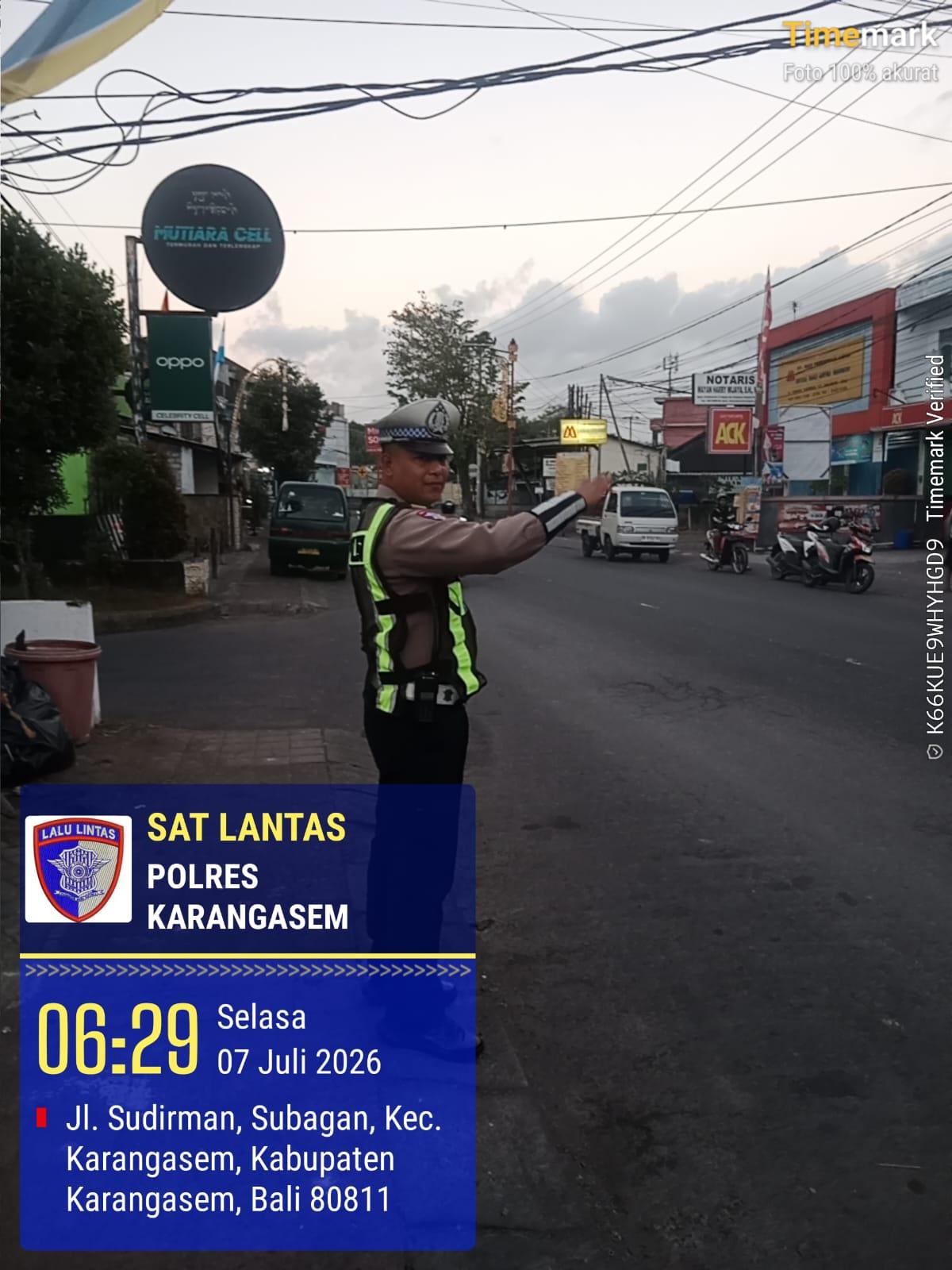  Anggota Lantas Polres Karangasem Laksanakan Gatur Pagi di Simpang Tiga BTN Taman Asri Karangasem
