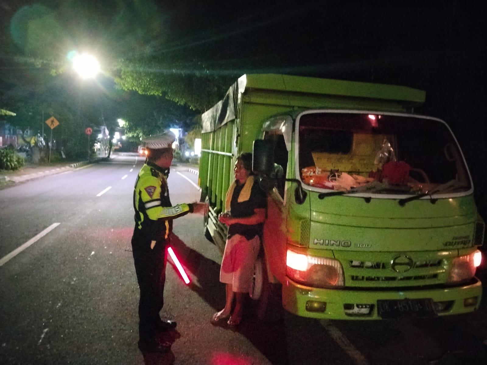 Unit Turjagwali Polres Karangasem Lakukan Patroli Blue Light Patrol dan Himbauan Parkir Truk