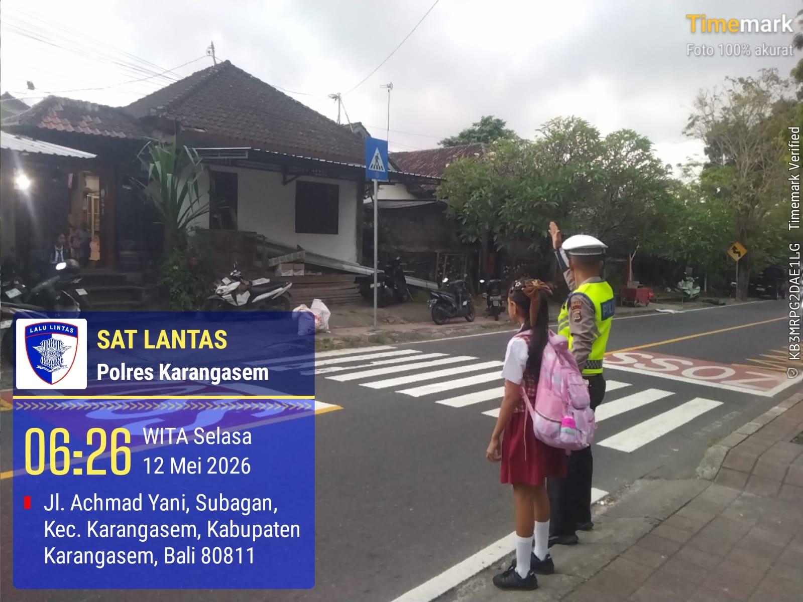 Sat Lantas Laksanakan Penyebrangan di SD Negeri 1 Subagan   
