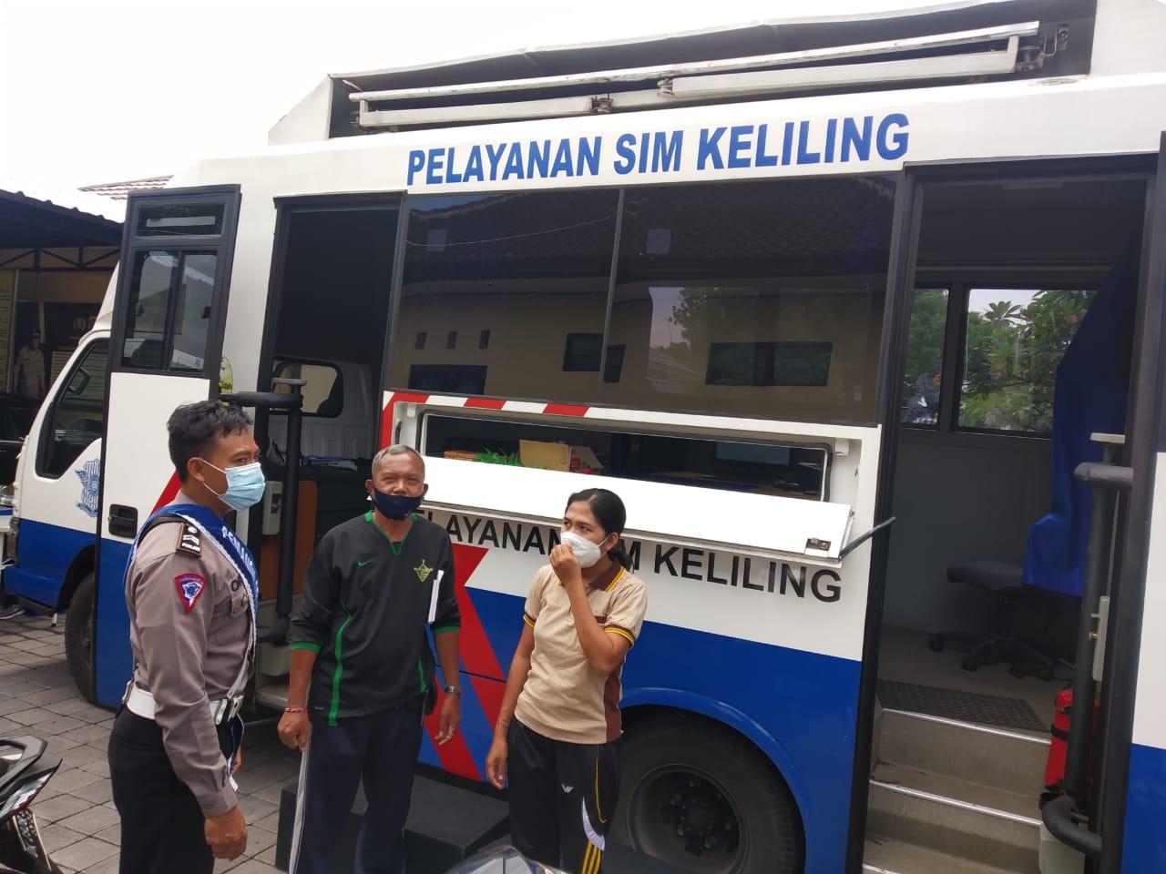 Tedun Banjar Polres Karangasem Berikan Pelayanan SIM dan SAMSAT Keliling