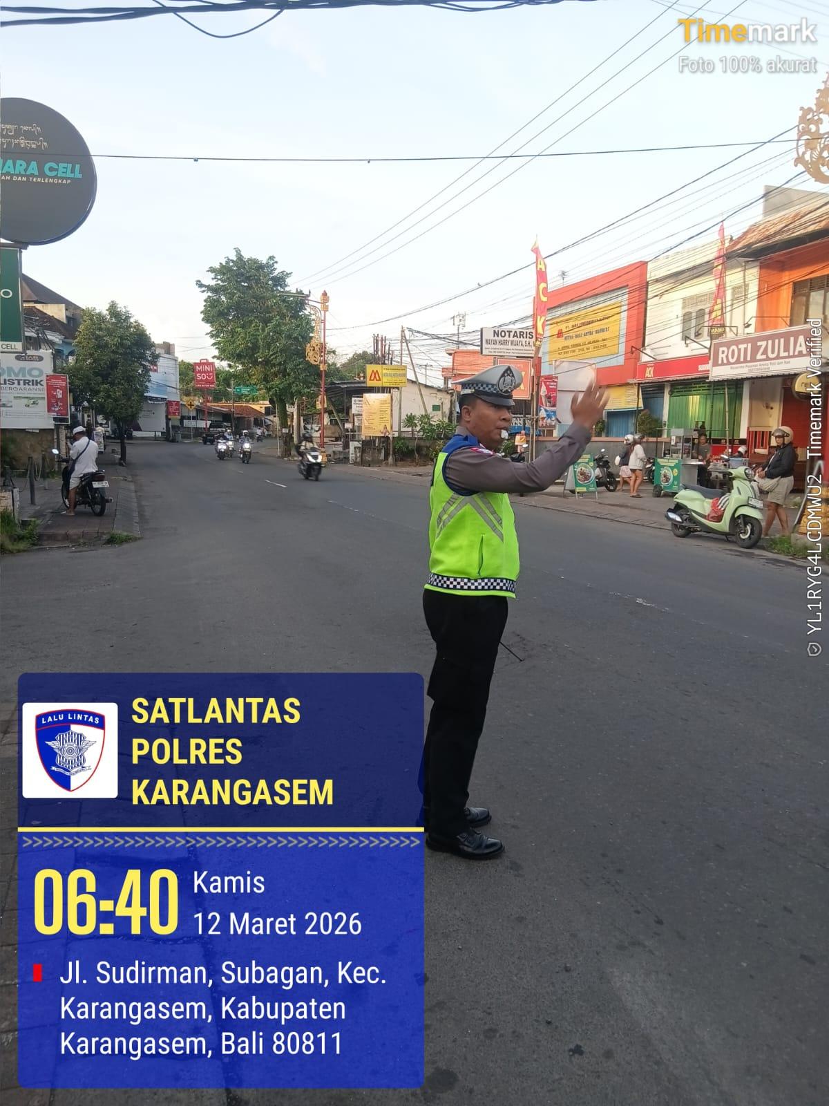 Personil Lantas Laksanakan Tugas Gatur Di BTN Taman Asri Karangasem Agar Arus Lalin Aman Lancar terkendali