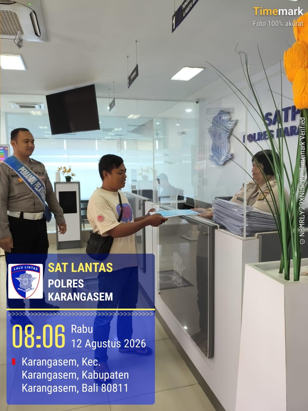 Pemandu Pelayanan Satpas Polres Karangasem Laksanakan Pelayanan Prima dan Terpadu kepada Masyarakat