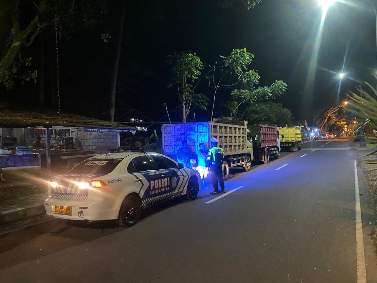 Atensi Para Sopir Truk, Satlantas Polres Karangasem Himbau Tidak Parkir di Bahu Jalan