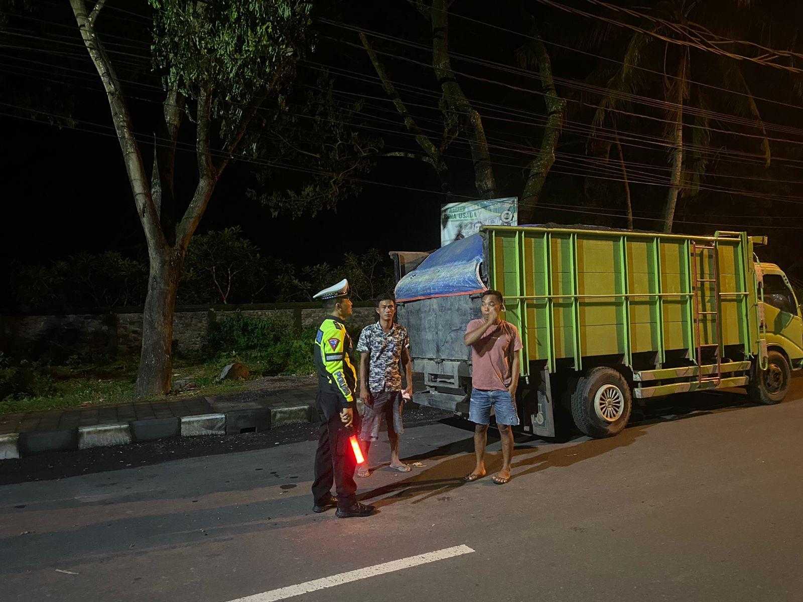 Atensi Para Sopir Truk, Satlantas Polres Karangasem Himbau Tidak Parkir di Bahu Jalan