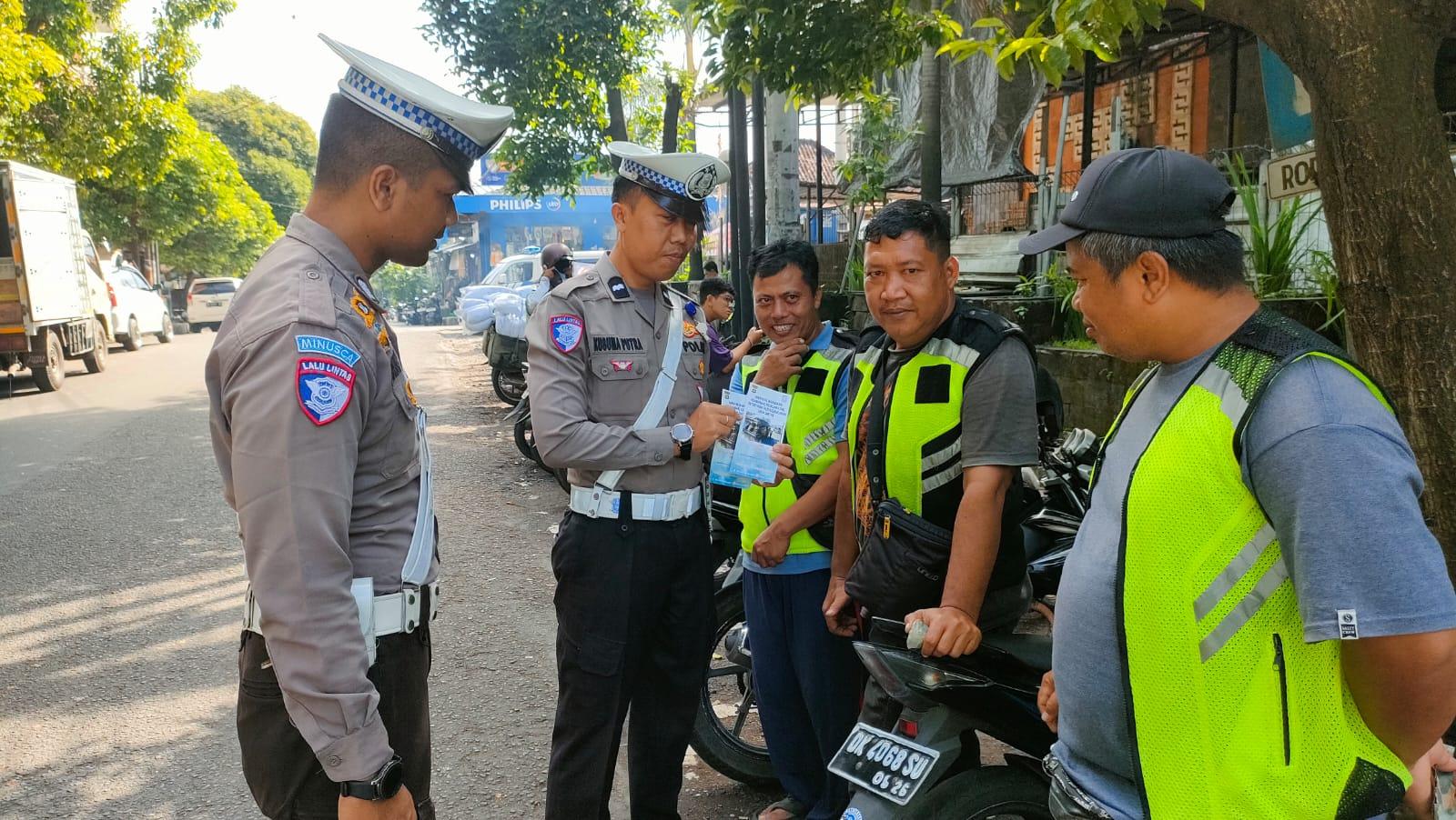  Ops Zebra Agung 2025 Personel lantas memberikan himbauan dan Pembagian Brosur Kamseltibcarlantas