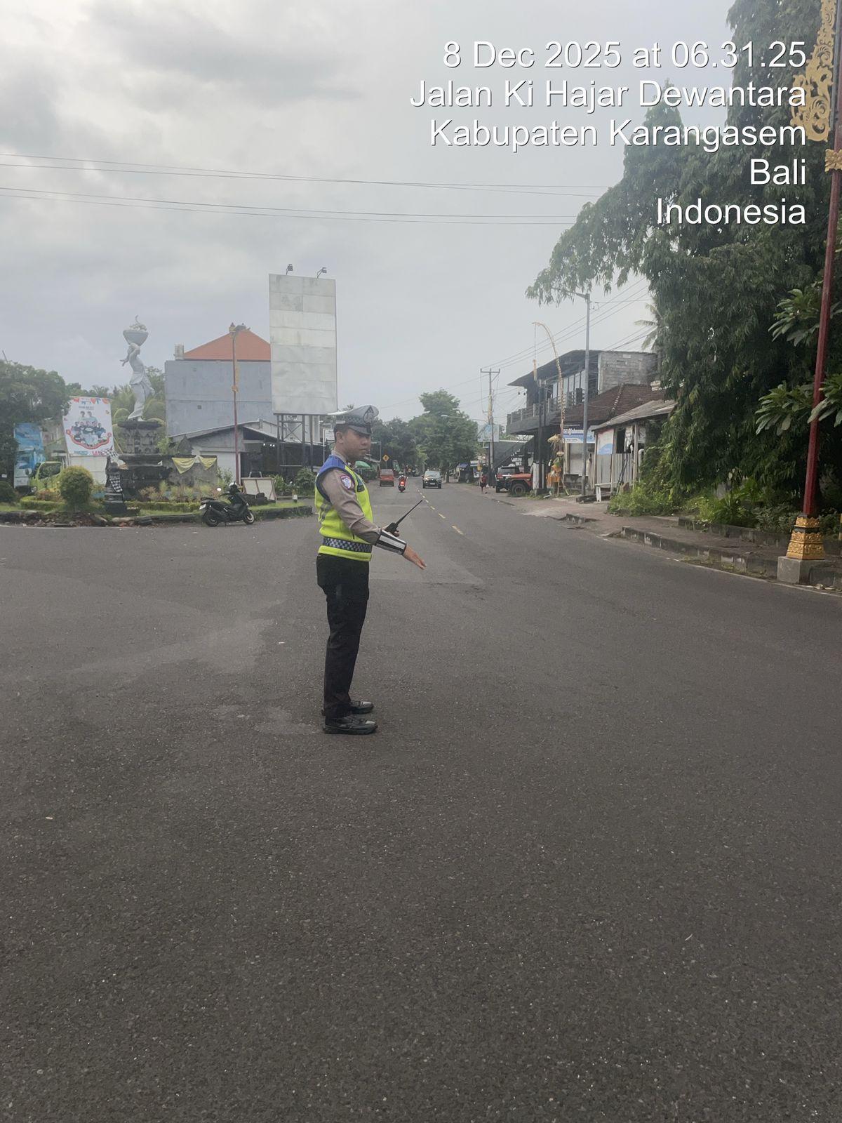 Unit Turjawali Sat Lantas melaksanakan Pengaturan dan Penjagaan di Pos 3 Patung Salak Jasri