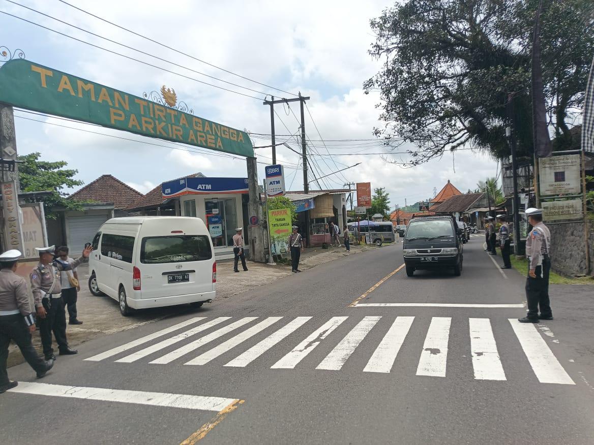 Sat Lantas Melaksanakan Pengamanan di Obyek Wisata Tirtagangga