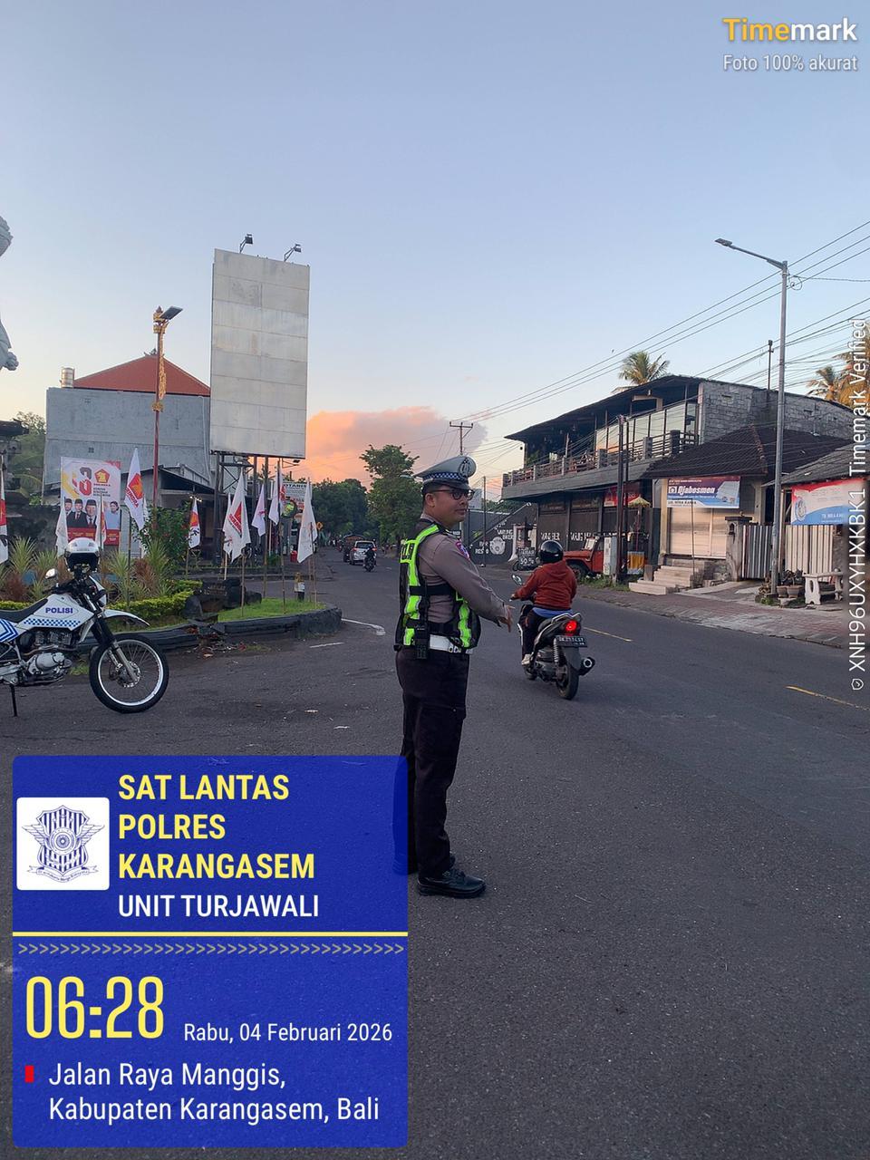 Unit Turjawali Sat Lantas melaksanakan Pengaturan dan Penjagaan di Pos 3 Patung Salak Jasri