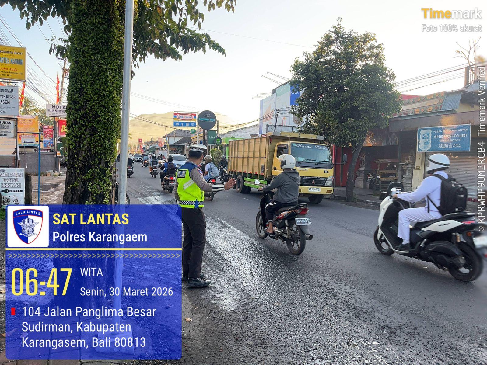 Pelayanan Prima Personil Lantas Dengan Melaksanakan Gatur Pagi Di Depan MAN Amlapura
