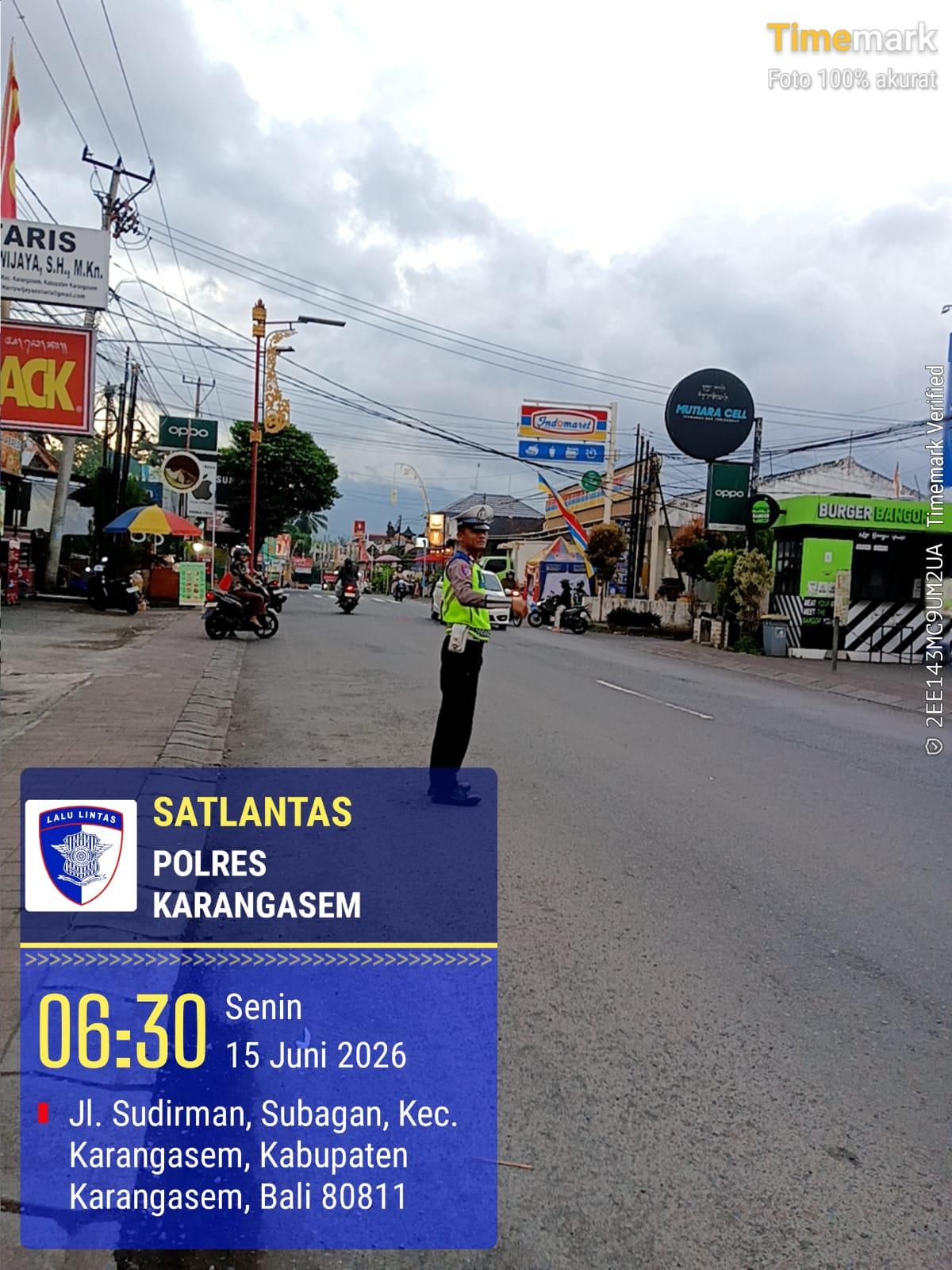   Anggota Lantas Polres Karangasem Laksanakan Gatur Pagi di Simpang Tiga BTN Taman Asri Karangasem